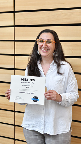 Rochelle Horne holding her award