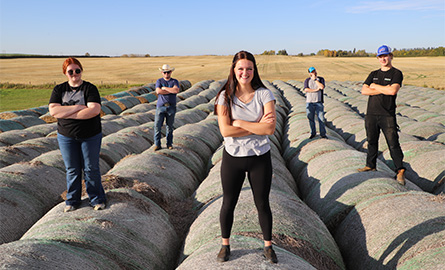 Lakeland students on haybales