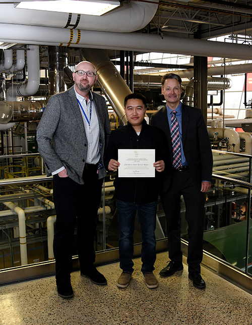 Reid De Los Reyes, Class of 2022 heavy oil power engineering program and 2021-22 Governor General's Academic Medal recipient with Brad Onofrychuk, dean of Energy, and Simon Stilgoe, chair of Energy.    